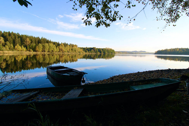 A boat anchored by a shore - Foto, Bild