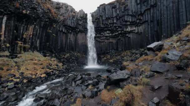 Cachoeira Svartifoss grande ângulo em movimento super lento - Filmagem, Vídeo