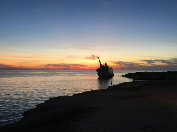 Piękny zachód słońca nad morzem z zatopiony statek - Zdjęcie, obraz