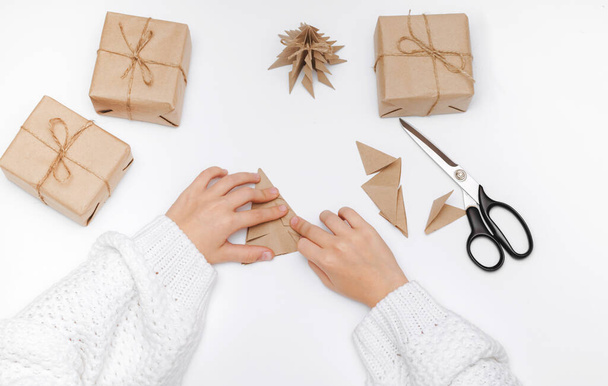 Noel ağacı origami kağıt işi. Çocuk, adım adım talimatları yerine getirir. 23 adımın 21 'i. DIY kavramı - Fotoğraf, Görsel