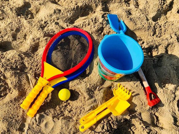 Изображение детских пляжных пластиковых игрушек на песке - Фото, изображение