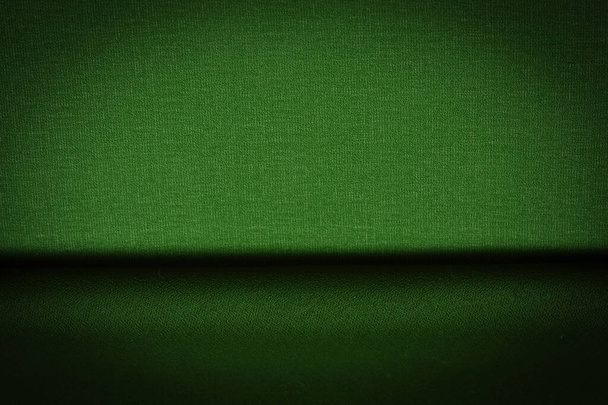 Tejido verde seda. Tejido de seda esmeralda, ligero, sedoso y cómodo, crea una duradera capa sedosa y versatilidad, lo que lo hace adecuado para una amplia variedad de aplicaciones de diseño. - Foto, imagen