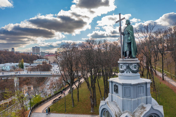 Sunny day view on Saint Vladimir Monument with beautiful autumn clouds, Kiev, Ukraine. - Foto, Imagen