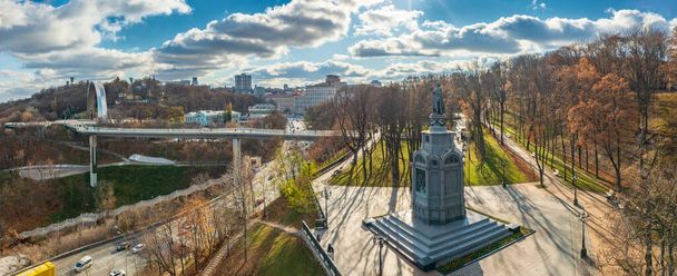  View from park Saint Vladimir Hill, on the People's Friendship Arch, Parkovy Bridge, stairs to the Monument to the Magdeburg Rights and the Dnieper River. - Foto, Imagen