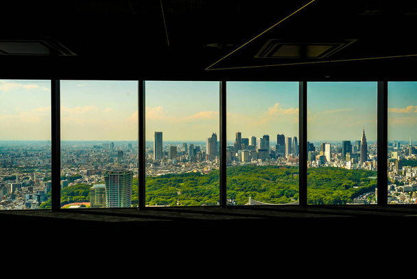 Budova Shinjuku byla vidět přes okno. Místo střelby: Tokijská metropolitní oblast - Fotografie, Obrázek