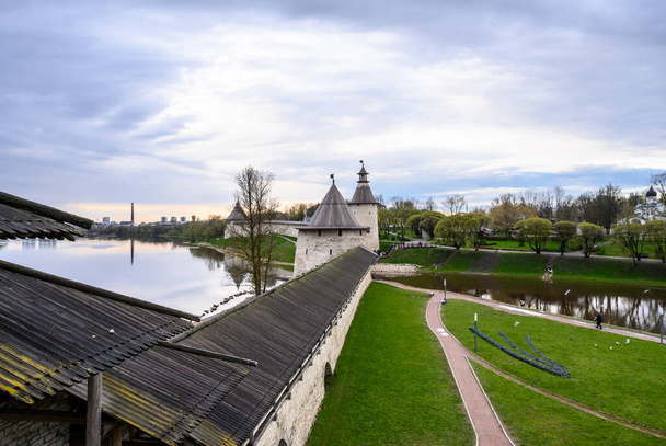 Επίπεδοι και ψηλοί πύργοι. Ιστορική τοποθεσία στο Pskov. Φρούριο τείχος. Πσκοβ Κρομ. Είναι άσχημη μέρα.. - Φωτογραφία, εικόνα
