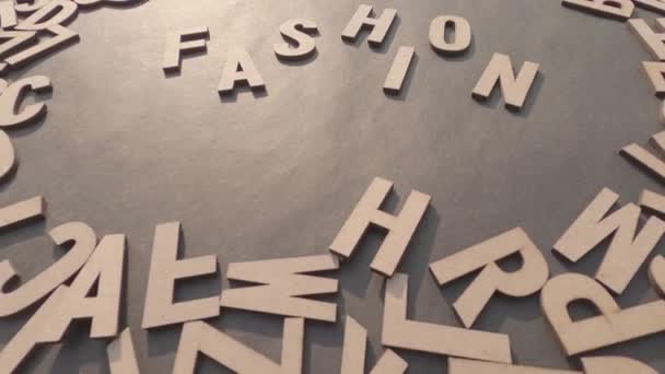 Εργασίες μόδας στο ξύλινο κύβο αλφάβητο γράμματα πάνω άποψη σε ένα ρουστίκ φόντο χαρτί. - Πλάνα, βίντεο