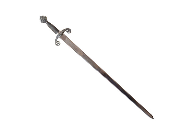Antiek Spaans zwaard uit de middeleeuwen geïsoleerd op witte achtergrond - Foto, afbeelding