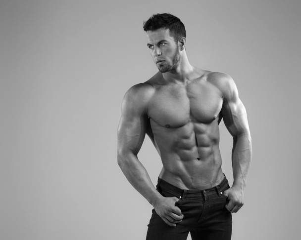 Muscular man in studio - Foto, imagen