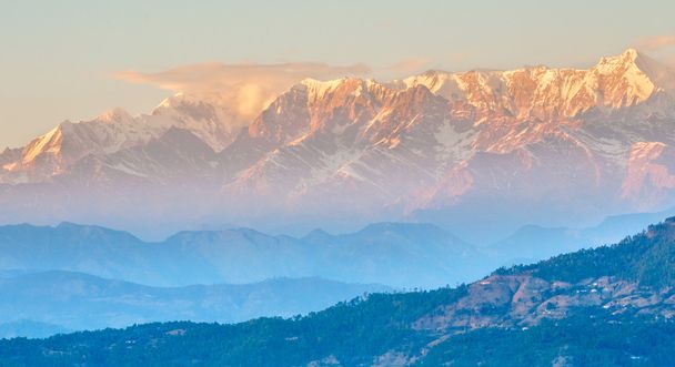 Auringonnousu Himalajassa
 - Valokuva, kuva