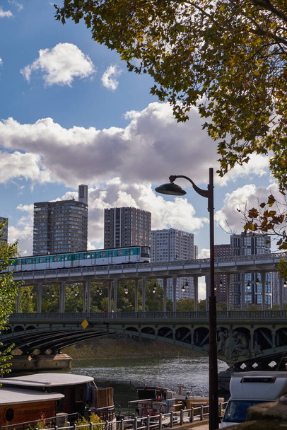地下鉄近代的なオフィスビルの高層ビルが立ち並ぶポン・ド・ビル・ハケム橋を過ぎる-パリ,フランス - 写真・画像