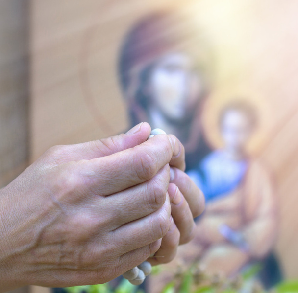 Orar con rosario en las manos
 - Foto, Imagen