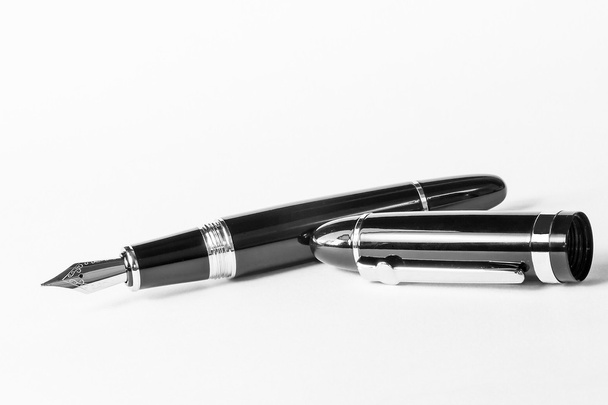 Фонтанная ручка с вырезкой
 - Фото, изображение