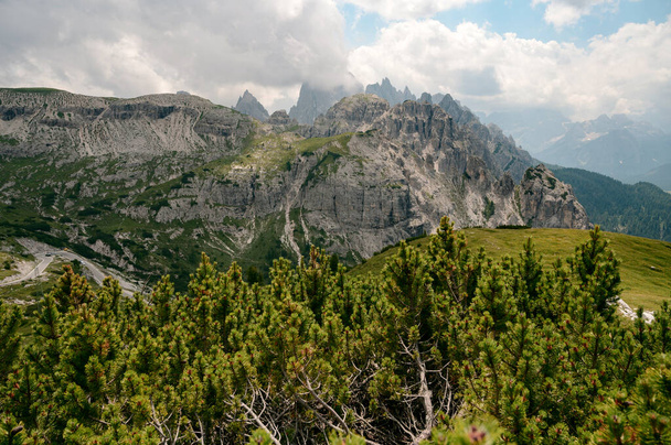 Montañas de Dolomita en Tre Cime, Italia, con césped verde en primer plano durante el soleado día de verano con cielo azul - Foto, imagen