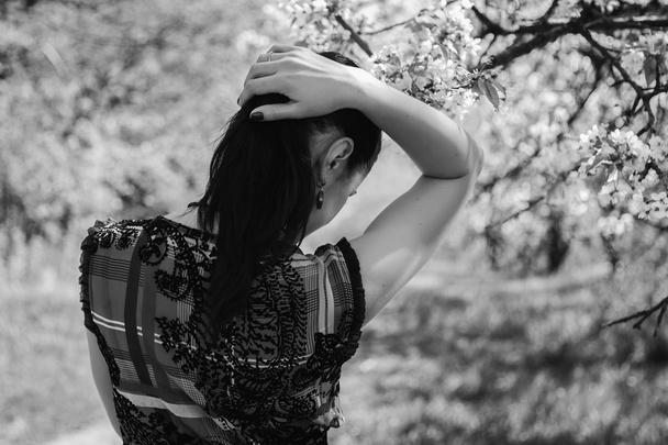 Девушка возле цветущего дерева
 - Фото, изображение