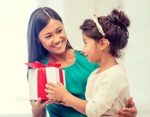 happy mother and child girl with gift box - Foto, immagini