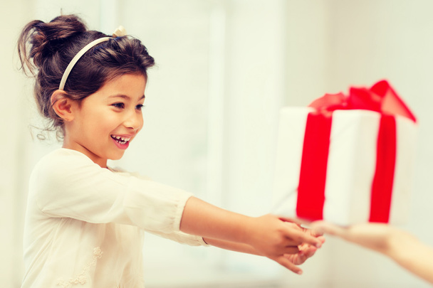 happy child girl with gift box - Foto, imagen