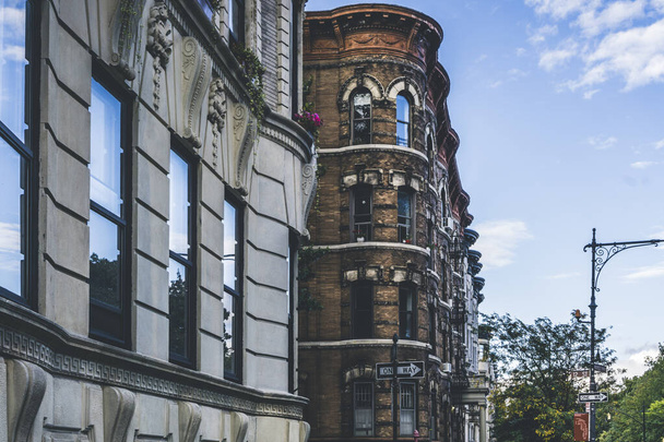 Row of Limestone and Brownstone residential buildings in Brooklyn, NY - Zdjęcie, obraz