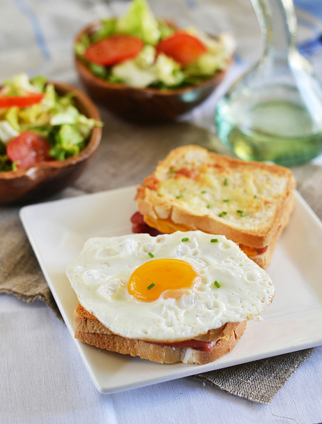 Croque-monsieur sanduíche francês com salada verde
 - Foto, Imagem