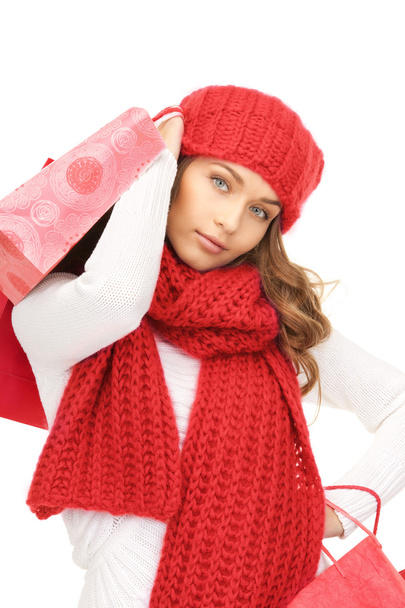 smiling woman in winter clothes with shopping bags - Foto, imagen