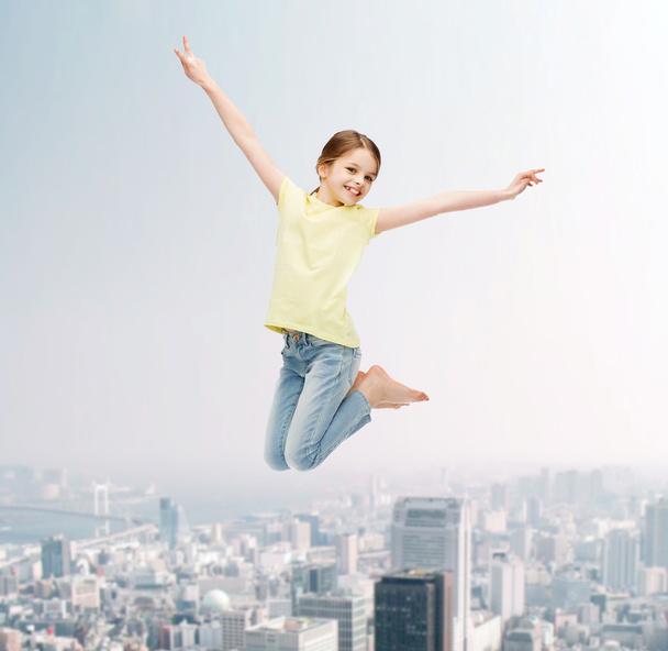 smiling little girl jumping - Φωτογραφία, εικόνα