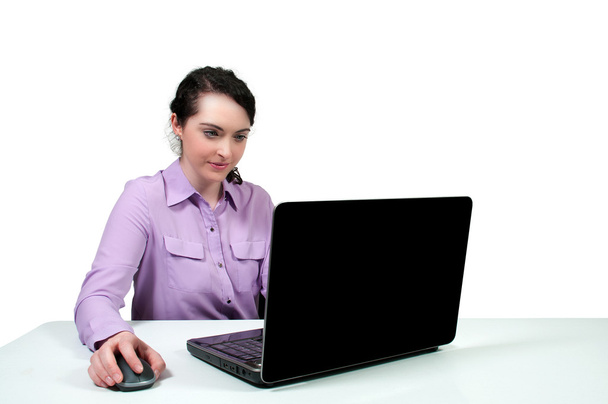 femme utilisant un ordinateur portable - Photo, image