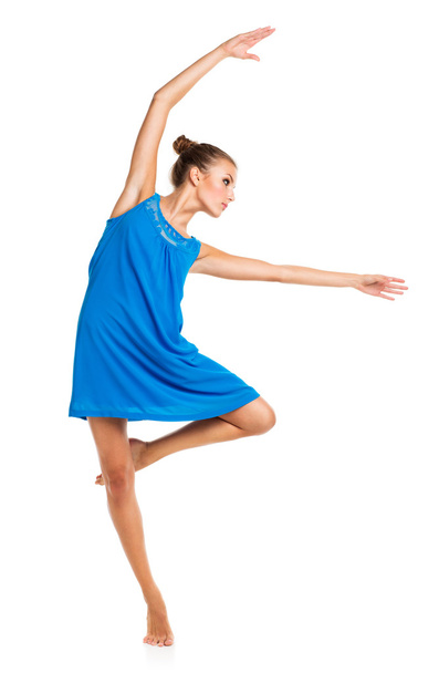 jong meisje dansen in een blauwe jurk - Foto, afbeelding