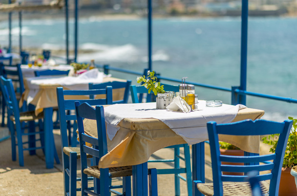 flessen van olijfolie en azijn op de tafel in Griekenland - Foto, afbeelding
