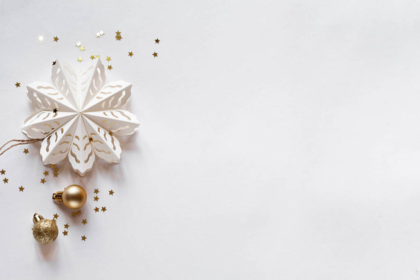 White Christmas card with snowflake and gold decor - 写真・画像