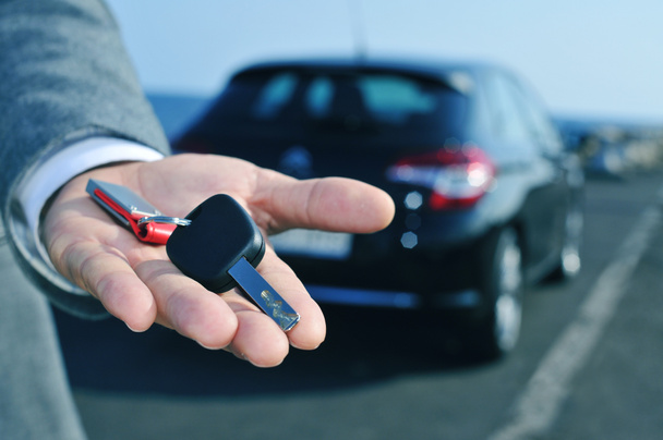 muž nabízí klíče od auta k pozorovateli - Fotografie, Obrázek