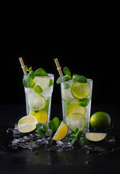 Refreshing summer alcoholic cocktail mojito with ice, fresh mint and lime. Copy Space.	 - Foto, afbeelding