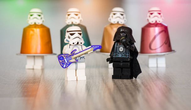Minyatür Lego Askerleri figürleri, kahve fincanlarında Star Wars klonları.  - Fotoğraf, Görsel