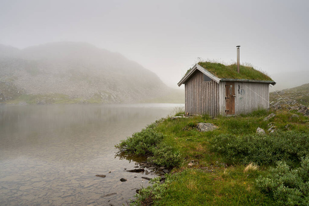 Domek poza siecią w Nordkapp, najbardziej na północ wysuniętym punkcie Norwegii - Zdjęcie, obraz