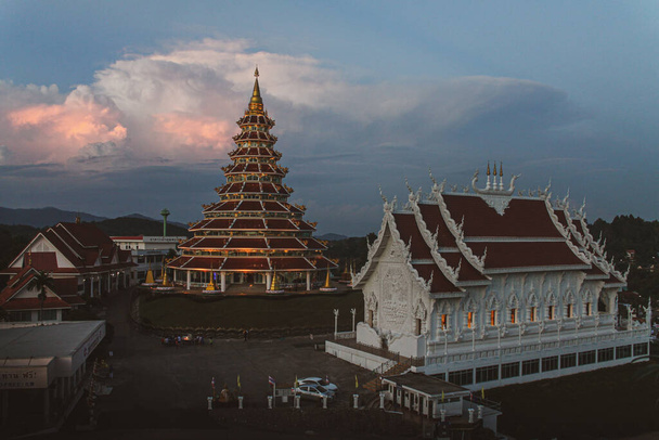 The Chinese pagoda and Thai temple at Wat Huay Pla Kang, Chiang Rai, Thailand - Фото, изображение