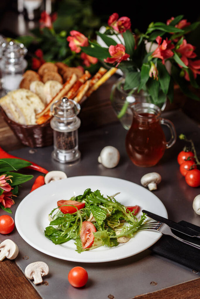 Салат Цезар з куркою, вишневими помідорами, салатом
. - Фото, зображення