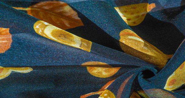 Tejido de seda, azul con un estampado de hojas amarillas de otoño. Textura, patrón de fondo - Foto, Imagen
