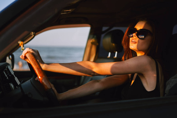 mulher dirigindo em viagem de carro posando viagem de moda - Foto, Imagem