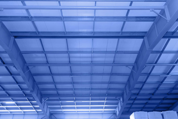 συγκρότημα θολωτή οροφή με δοκούς δοκών δοκάρια οροφή μέσα στο κτίριο εργοστάσιο για βιομηχανικό υπόβαθρο. Μεταλλικές κατασκευές στο ταβάνι βιομηχανικού κτιρίου, αποθήκης, εργαστηρίου. Βαμμένο - Φωτογραφία, εικόνα