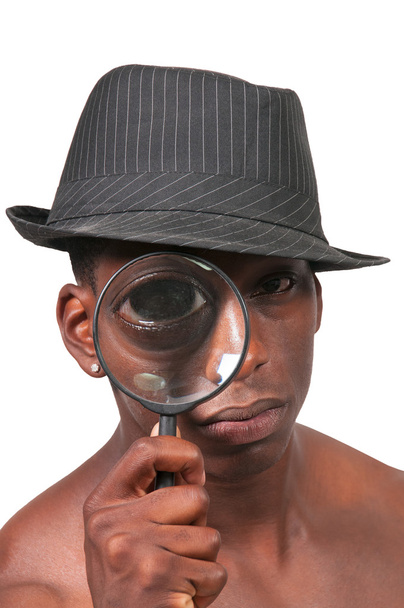 zwarte man kijken door een vergrootglas - Foto, afbeelding