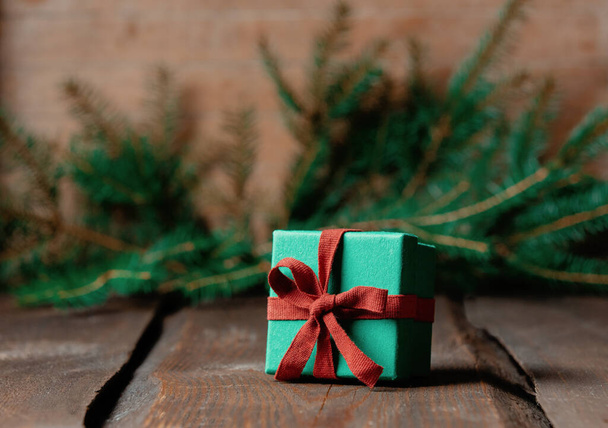 Scatole regalo di Natale e ramo di abete rosso sulla tavola di legno - Foto, immagini
