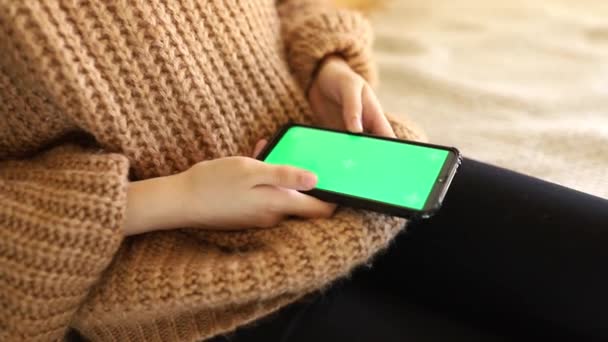 Chica usando Smartphone con pantalla de croma clave - Metraje, vídeo