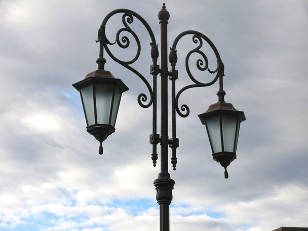кованая красивая уличная лампа в стиле ретро - Фото, изображение