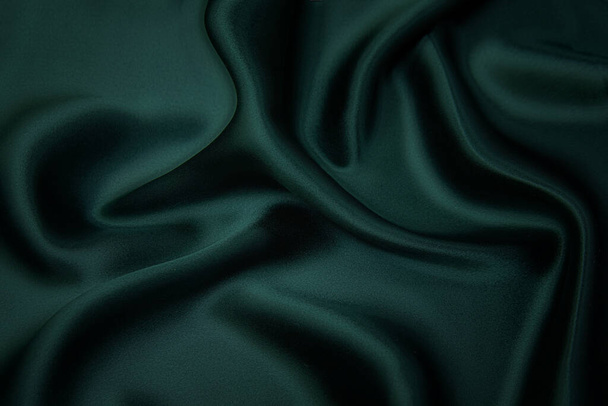 Textura, fondo, patrón. Textura de tejido de seda verde. Hermosa esmeralda verde suave tela de seda. - Foto, Imagen