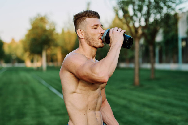 atleta masculino con cuerpo bombeado en los parques entrenamiento crossfit - Foto, Imagen
