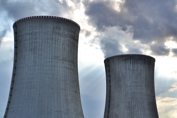 πύργοι ψύξης στις εγκαταστάσεις πυρηνικής ενέργειας - Φωτογραφία, εικόνα