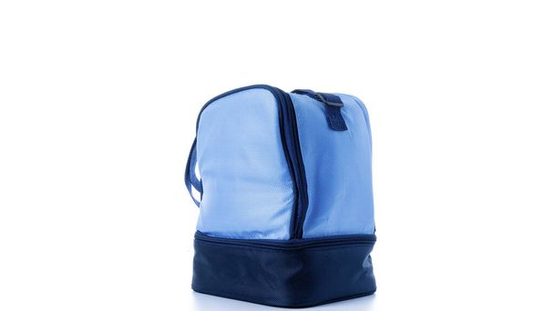 Ψύχραιμη τσάντα. Μπλε κουτί καταψύκτη κάμπινγκ για κρύο φαγητό μεσημεριανό απομονωμένο σε λευκό φόντο. Δροσερή τσάντα για παράδοση γεύματος, ταξίδι - Φωτογραφία, εικόνα