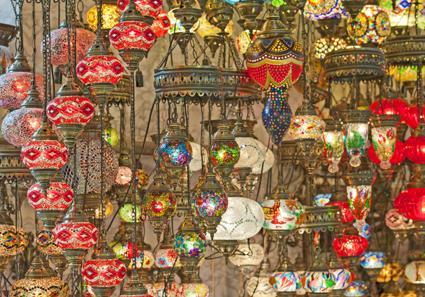 sierlijke glas lichten op een marktkraam - Foto, afbeelding