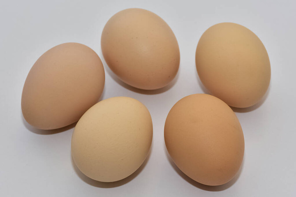 продукти тваринного походження, коричневі курячі яйця
. - Фото, зображення