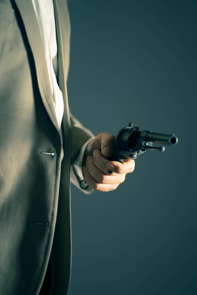 Masculino detetive espião assassino segurando arma de pistola em romance dramático capa de livro cor foto. - Foto, Imagem
