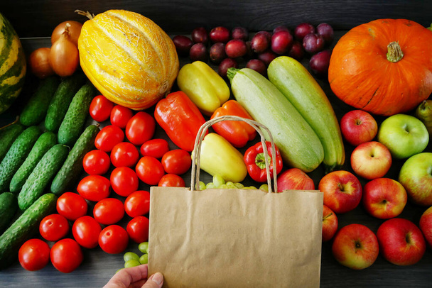 mnoho různých druhů ovoce a zeleniny a papírové tašky, zelený sklíčený obchod, zdravé čerstvé barevné ovoce a zeleniny na pozadí dodací koncepce. Koncept nulového odpadu - Fotografie, Obrázek